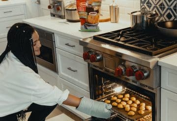 une femme sort un plat du four