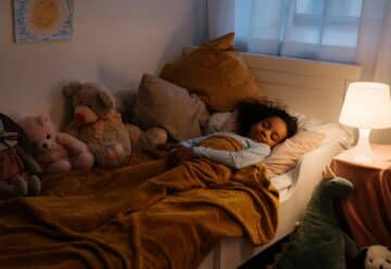 un enfant dormant dans son lit